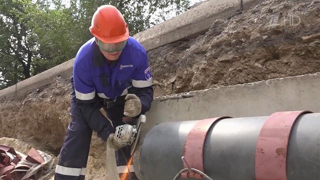 Специалисты из Москвы восстанавливают разрушенные объекты и возводят новые в Донецке и Луганске