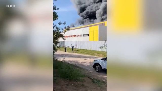 Мебельный склад загорелся в Подмосковье