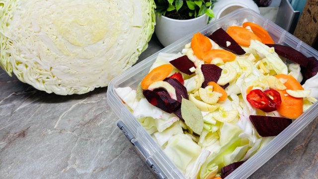 Быстрая , Хрустящая и самая Вкусная Маринованная Капуста!!