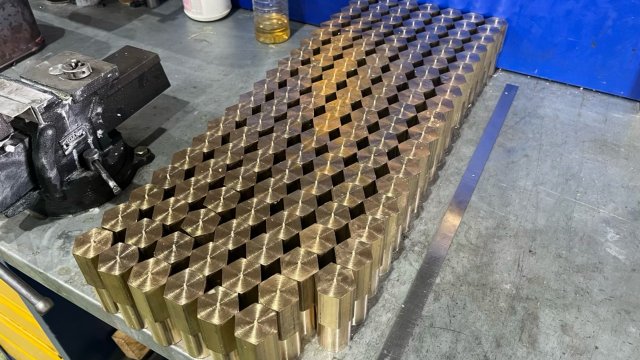 Обрабатываю латунный шестигранник S32.