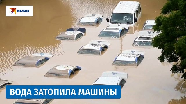 Наводнение в Пакистане затопило машины и вынудило людей эвакуироваться