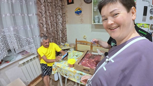 Приехали к Наташе за мясом, а уехали с ПОДАРКАМИ от бати!) Заготовили ЯЩИК телятины на ТУШЕНКУ! Влог