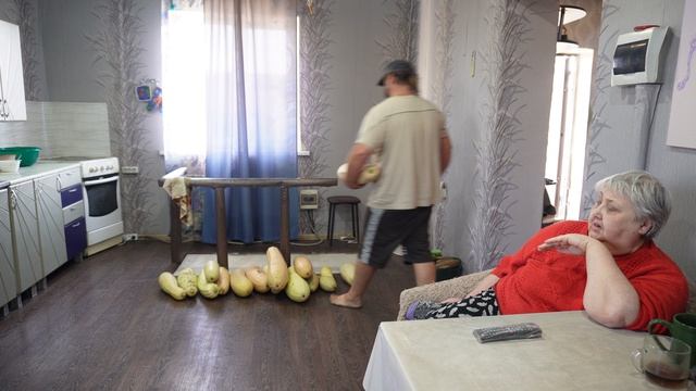 РЕАКЦИЯ МАМЫ НА КАБАЧКИ " СЫН ТЫ КУДА ДЕВАТЬ ИХ БУДЕШЬ ! "