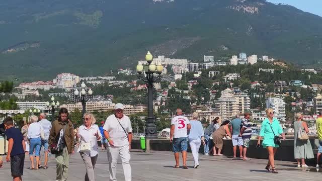 Ветер. Волны на море.Набережная.Дружок в ухе бирка. Ялта Погода 12 сентября 2025