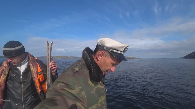 Рыбалка на Белом море за треской на катере Прогресс-4.Жарим Треску на острове.