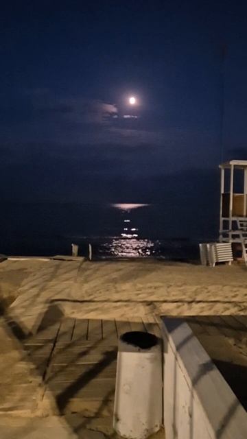 Лунная дорожка на море как воспоминание