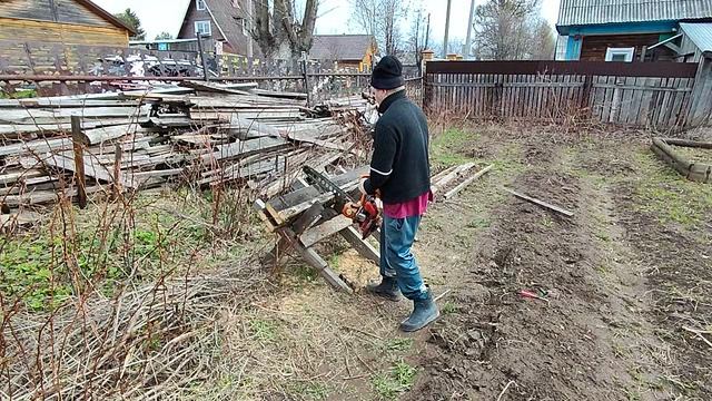 Пилю дрова бензопилой дружбой СССР.