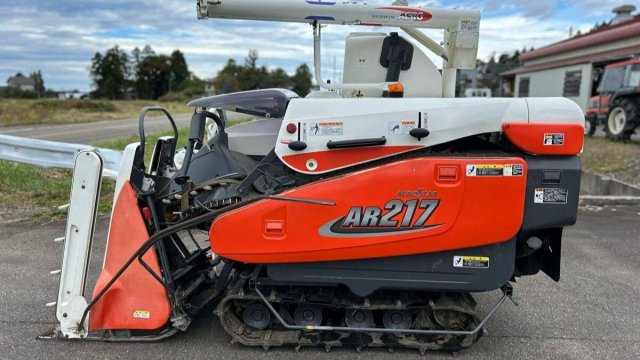 Комбайн для уборки любых зерновых культур Kubota AR217 во Владивостоке. Тел 8-914-792-77-71