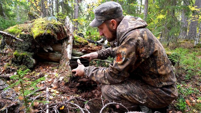 БРОСИЛ СЛОМАННЫЙ ВЕЗДЕХОД В БОЛОТЕ. ВЫБИРАЮСЬ! НАХОДКИ НА РАЗВАЛИНАХ ИЗБЫ.