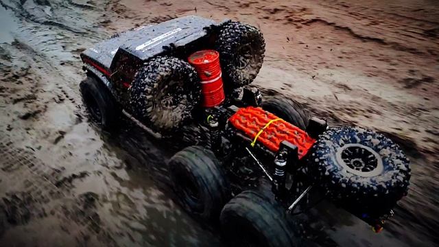 Грязный 6x6 радиоуправляемый оффроуд в замедлении Bison Crossrc XL