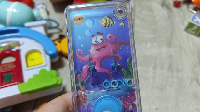 играем в детский игрушечный телефон