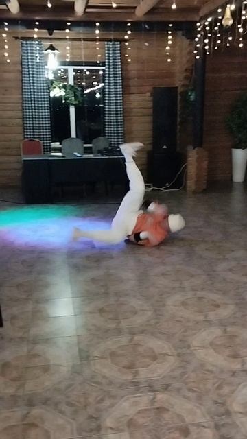 Меня зовут Дмитрий я занимаюсь спортивным видом танца Break Dance выступаю на корпоротивах, свадьбах