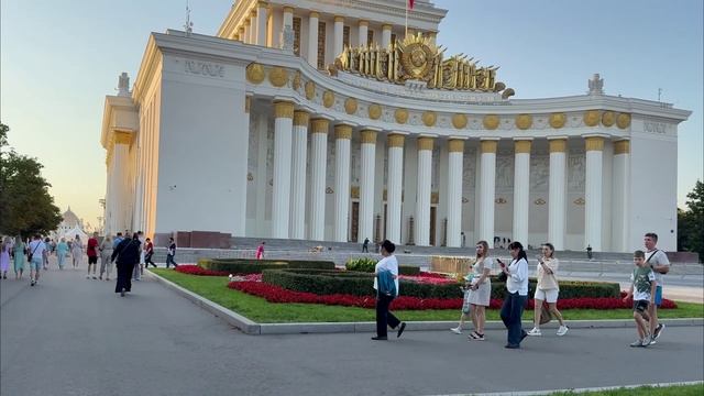 Россия, которую не показывают - уличный стиль Москвы и вечерняя прогулка 2025
