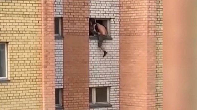 Сургутские полицейские спасли мужчину от падения из окна