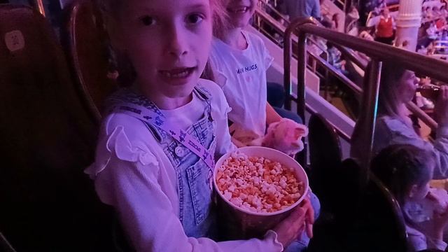 Мия и Камилла в цирке