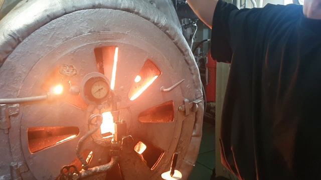 Как топятся котлы на пароходе "Н.В. Гоголь"