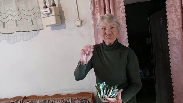 Тетя Валя очень довольна подарком.