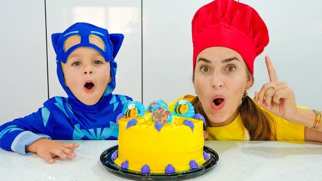 Крис наряжается в костюмы и помогает маме - Детские истории с игрушками! Видео от Влада и Ники!
