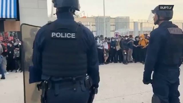 В Марселе собираются протестующие против политики Макрона