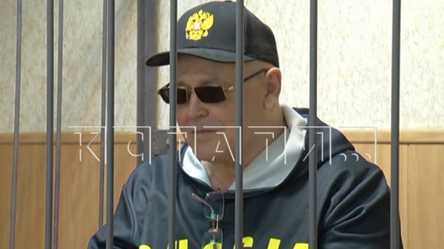 Алексей Богуславский, который в стиле 90-х выбивает долги с граждан, оказался на скамье подсудимых