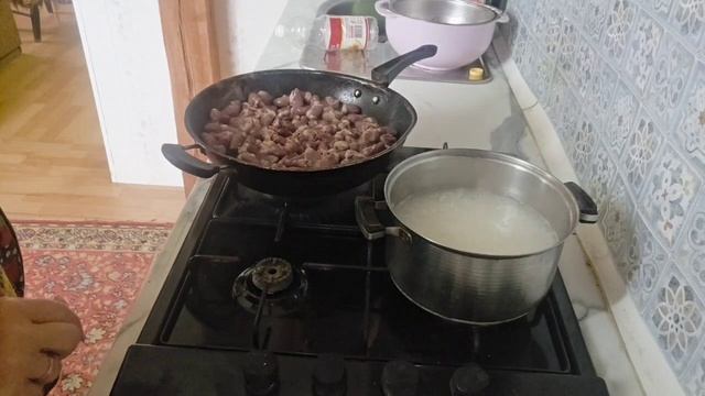 гороховый суп и жареный рис с сердечками