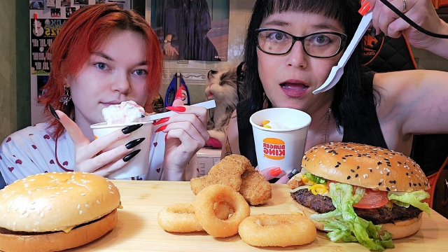 Мукбанг | BURGER KING | Ангус четыре сыра,Чизбургер,Луковые кольца,Стрипсы,Мороженое | Обжор Асмр