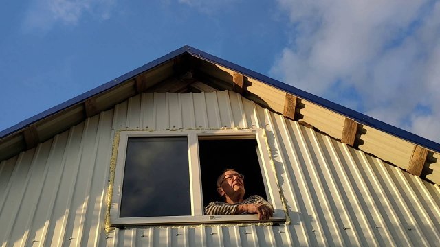 Дни коротки, работаем впотьмах. Северо-южные окна чердака. Живем в деревне. Сентябрь 2025