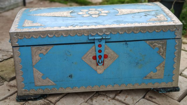 Отдали сундук со всем содержимым - содержимое приятно удивило.