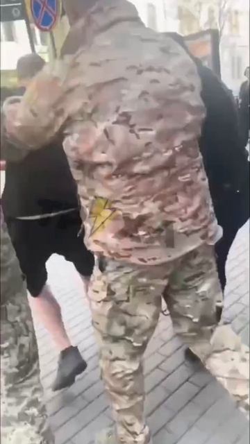 ТЦК во Львове пакуют пожилую людину