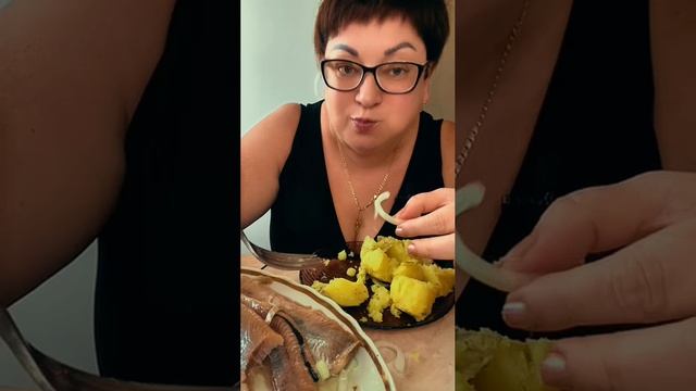 Небольшой перекус перед обедом/Маленькая картошечка и чуток Селедочки