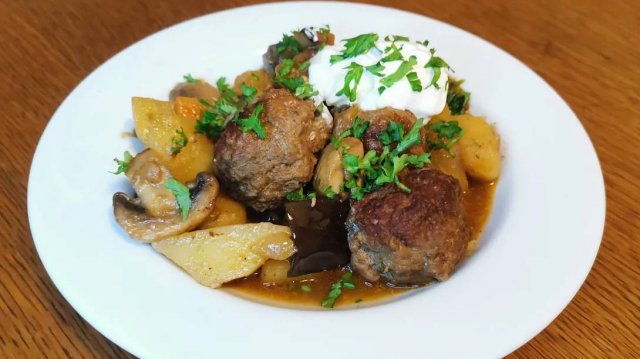 Тушёные овощи с котлетками! Очень полезный рецепт для всей семьи 🍲🥩