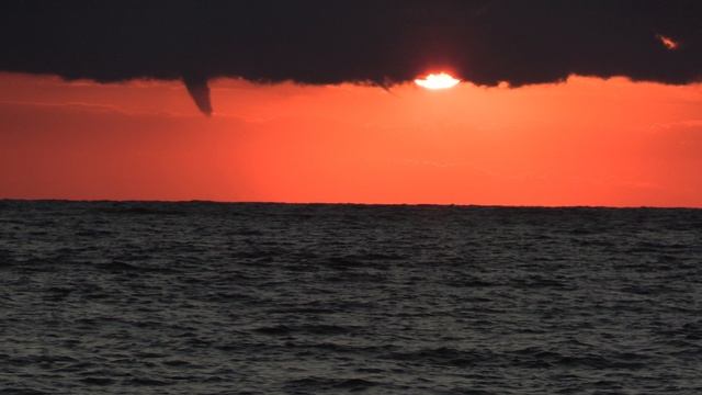 Смерчи над Чёрным морем в Сочи. https://ya.cc/7dhT4n