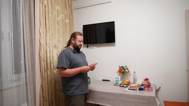 Получили пенсию родители Безработный сын попросил денег и купил продукты себе Показываю что я купил