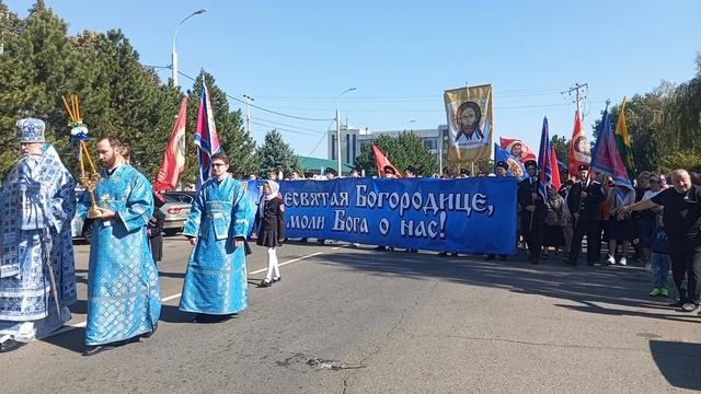 Утро началось с богослужения в Свято-Успенском храме.