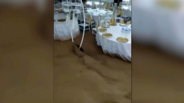 В Дагестане бурный поток воды ворвался в зал, где отмечали свадьбу: видео