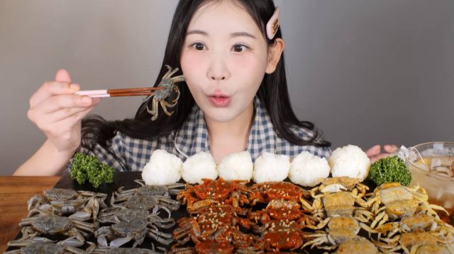 🔥🍲 Мукбанг и Mukbang : ТРИ ВКУСА ПЕСЧАННОГО КРАБА! Девушка ест на камеру. Видео асмр корея.