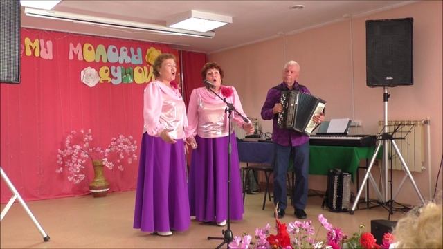 Поют Нина Никифорова, Елена Щелокова. Аккомпаниа́тор Виктор Чайко. г.Ачинск. 19.09.25 г.