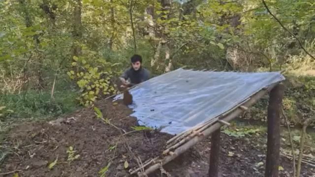 Необычное строительство хижины в лесу один выживаю в лесу пригот