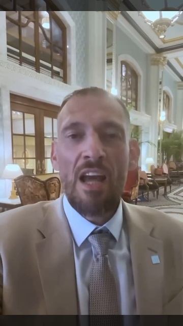 Бродячий артист Тихановский теперь лоббирует интересы Беларуси в США 😀  Курит папиросы — решае...