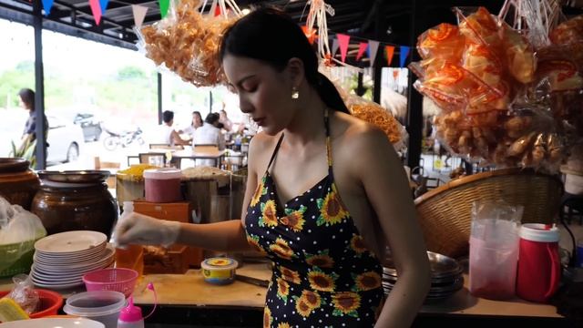 Потрясающая курица-гриль, приготовленная прекрасной тайкой. Уличная еда в Таиланде