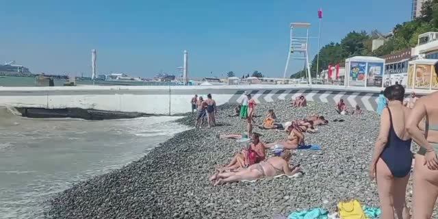 Бархатный сезон в Сочи накрылся мощным штормом! Пляжи закрыты, толпы туристов, обстановка на море