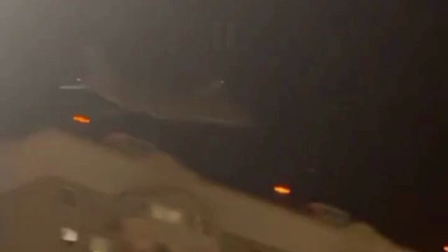 ‼️🇷🇺Самолет пролетел прямо над высотками Москвы во время атаки БПЛА: над столицей сбиты уже 11 дро