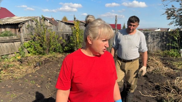 Покупки. Мы её докопали. Убрали МОРКОВКУ и СВЁКЛУ. На ужин курочка.