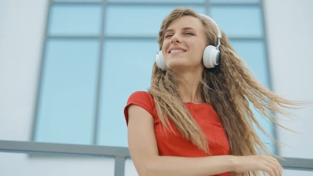 Меняю... Стихи - Ольга Российская…Музыка и исполнение - нейросеть