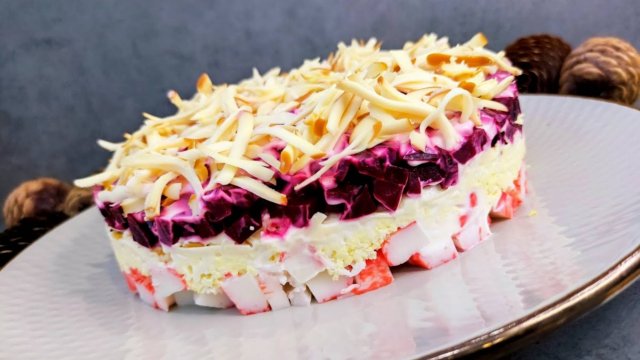 Рецепт салата Карнавал. Салат с крабовыми палочками и свёклой. Слоёный салат.