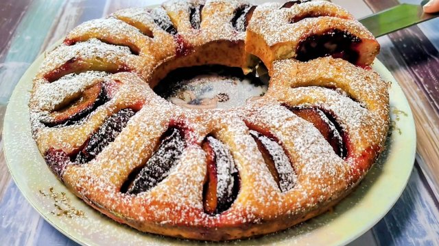 Выпечка из сливы! Очень вкусно и очень быстро.