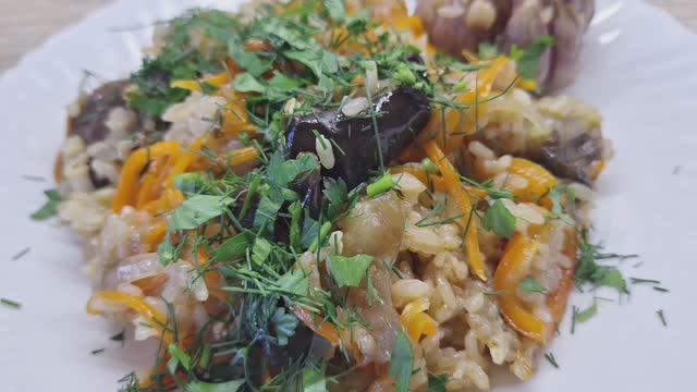 Рис с баклажанами - это очень вкусно. Это тот случай,когда мяса не надо.