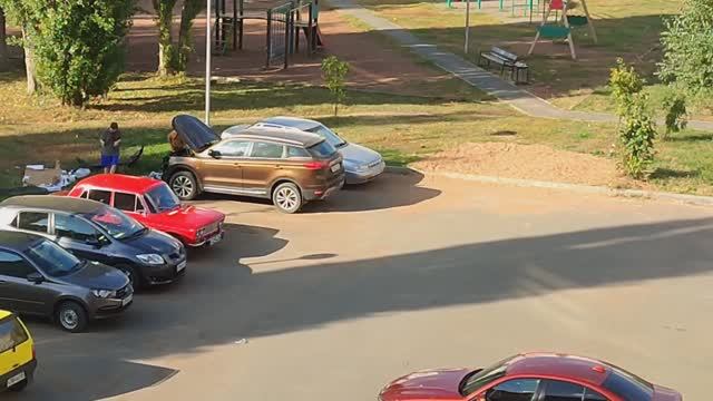 Дочь помогает отцу ремонтировать автомобиль