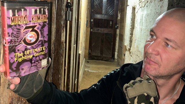 Охота за легендарным картриджем Ultimate Mortal Kombat 3 на Sega в подвале