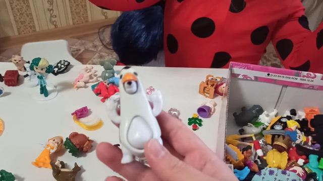 Мира делает обзор игрушек из киндер сюрпризов